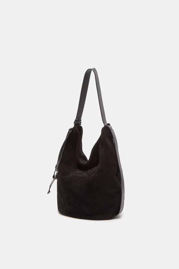 Haru Shoulder 24 Suede (하루 숄더 24 스웨이드)는 여성 및 남성 모두 착용 가능한 미디엄 사이즈의 숄더백입니다. 블랙과 브라운 두 가지 색상으로 출시되었으며, 스웨이드와 가죽 소재를 사용하여 고급스러운 느낌을 줍니다. 사각 쉐입에 마그네틱형 잠금 방식으로 편리하며, 13인치 아이패드 수납이 가능합니다. 숄더 및 슬림 스타일 2way로 연출할 수 있으며, 데일리 쇼핑룩에 어울리는 클래식, 미니멀, 시크 스타일의 가방입니다. 자연스러운 실루엣과 착용감으로 편안하게 사용할 수 있으며, 내부 포켓 1개와 디자인 참 장식이 포인트입니다.
