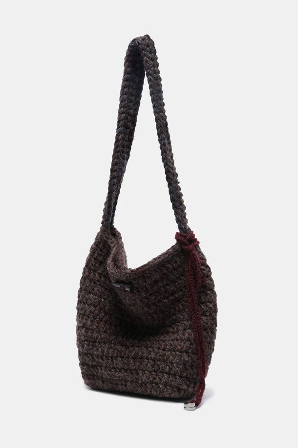 Haru Shoulder 38 Knit (하루 숄더 38 니트)는 캐주얼하고 미니멀한 스타일을 추구하는 여성 고객을 위한 숄더백입니다. 부드러운 니트 소재로 제작되어 포근한 느낌을 주며, 무지 디자인으로 어떤 스타일에도 잘 어울립니다. 가방 사이즈는 미디엄이며, 사각 형태의 숄더백에 숄더 스트랩이 있어 편안하게 착용할 수 있습니다. 일상생활에서 활용하기 좋은 실용적인 가방으로, 다양한 코디에 매치하여 스타일리시함을 더해보세요. 38 사이즈로 제작되었습니다.
