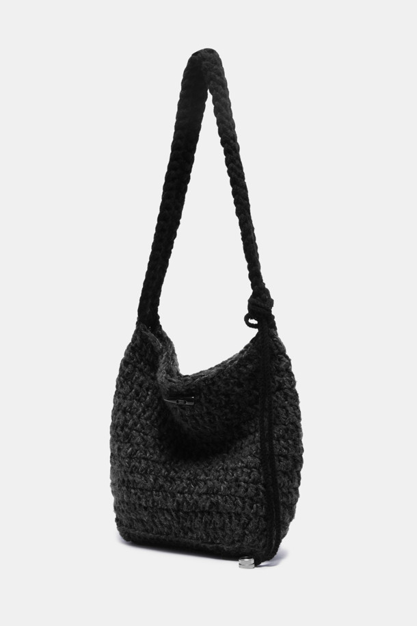 Haru Shoulder 38 Knit (하루 숄더 38 니트)는 캐주얼, 미니멀, 클래식 스타일을 즐겨 입는 여성 고객을 위한 숄더백입니다. 니트 소재로 제작되어 봄, 가을에 산책룩이나 데이트룩에 매치하기 좋습니다. 가방 모양은 반원 형태이며, 네이비 색상과 지퍼형 잠금 방식으로 디자인되었습니다. 미디엄 사이즈로 일상에서 활용하기 좋으며, 다양한 스타일 연출에 용이합니다. 사이즈는 38입니다.
