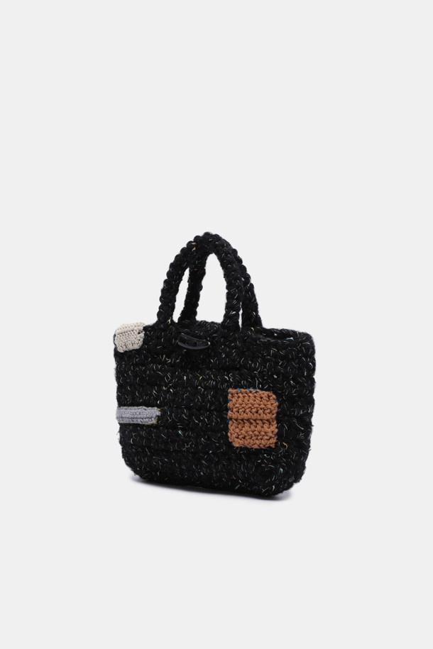 Coco (코코) 토트 32 니트, 당신의 세련된 스타일을 완성할 여성용 토트백입니다. 부드러운 니트 소재와 사각 형태, 퀄팅 디자인이 만나 클래식하면서도 시크한 분위기를 연출합니다. 블랙 색상에 Coco 로고 패턴으로 포인트를 주어 미디엄 사이즈의 넉넉한 수납공간과 숄더 스트랩으로 실용성을 더했습니다. 오피스룩, 모임룩, 데이트룩 등 어떤 TPO에도 잘 어울리며, 미니멀한 스타일을 추구하는 여성에게 적합한 아이템입니다. 지퍼형 잠금 방식으로 소지품을 안전하게 보관할 수 있습니다.
