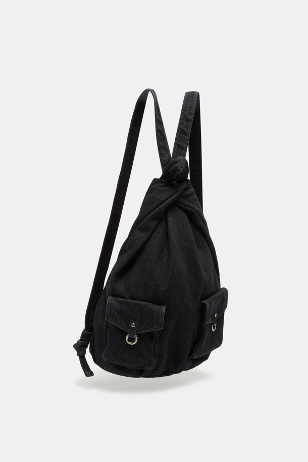 Mova 백팩 31 데님은 워시드 데님 블루 컬러의 미디엄 사이즈 백팩으로, 캐주얼과 빈티지 스타일을 연출합니다. 데님 소재에 사각 모양으로 디자인되었으며, 매듭과 지퍼 디테일이 돋보입니다. 13인치 디바이스 수납이 가능하며, 측면 및 내부 포켓, 등판 지퍼를 갖춰 수납력을 높였습니다. 조절 가능한 매듭 스트랩으로 편안하게 착용할 수 있으며, 동네 마실룩이나 여행룩에 잘 어울립니다.
