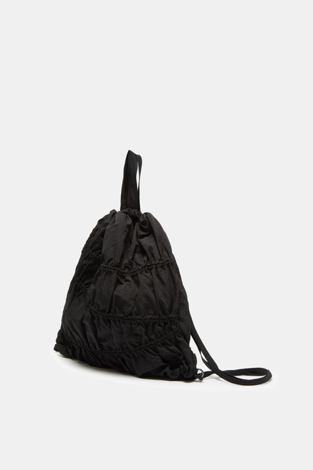 에버 셔링 백팩 36은 여성용 미디엄 사이즈 백팩입니다. 세련된 셔링 디자인과 무지 패턴의 블랙 컬러가 미니멀, 캐주얼, 시크 스타일을 연출합니다. 13인치 태블릿/아이패드 수납이 가능하며, 내부 오픈 포켓 1개와 지퍼 포켓 1개로 실용성을 더했습니다. 조절 가능한 스트랩과 사각 디자인으로 편안하게 착용 가능하며, 출근룩과 여행룩에 모두 잘 어울립니다. 나일론 소재로 제작되어 내구성이 뛰어나며, 지퍼형 잠금 방식으로 소지품을 안전하게 보관할 수 있습니다.
