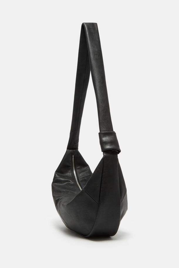 "Faugeres 보우 크로스 47"은 여성스러운 분위기를 연출하는 블랙 컬러의 미디엄 사이즈 크로스백입니다. 부드러운 합성가죽 소재에 사각형 쉐입, 리본 장식이 더해져 걸리시, 클래식, 미니멀 스타일을 완벽하게 소화합니다. 데이트룩, 모임룩, 소개팅룩 등 다양한 TPO에 활용 가능하며, 숄더 스트랩과 지퍼형 잠금 방식으로 실용성을 높였습니다. "Faugeres"만의 섬세한 디자인과 47 사이즈로, 당신의 스타일 지수를 한층 끌어올려 보세요.
