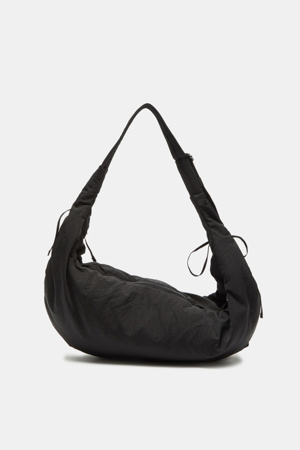 Ever Shirring Shoulder 56 (에버 셔링 숄더 56)은 부드러운 주름 텍스처가 돋보이는 여성 숄더백입니다. 나일론 소재의 미디엄 사이즈 사각 숄더백으로, 블랙 실버 컬러와 셔링 디자인이 특징입니다. 2way 방식으로 숄더 또는 크로스 형태로 착용 가능하며, 내부 포켓과 13인치 아이패드 수납이 가능하여 실용성을 높였습니다. 조절 가능한 스트랩과 블랙 실버 하드웨어 디테일이 돋보이며, 캐주얼, 미니멀, 시크 스타일을 연출하기 좋습니다. 동네 마실룩이나 쇼핑룩에 매치하여 데일리하게 활용할 수 있습니다.
