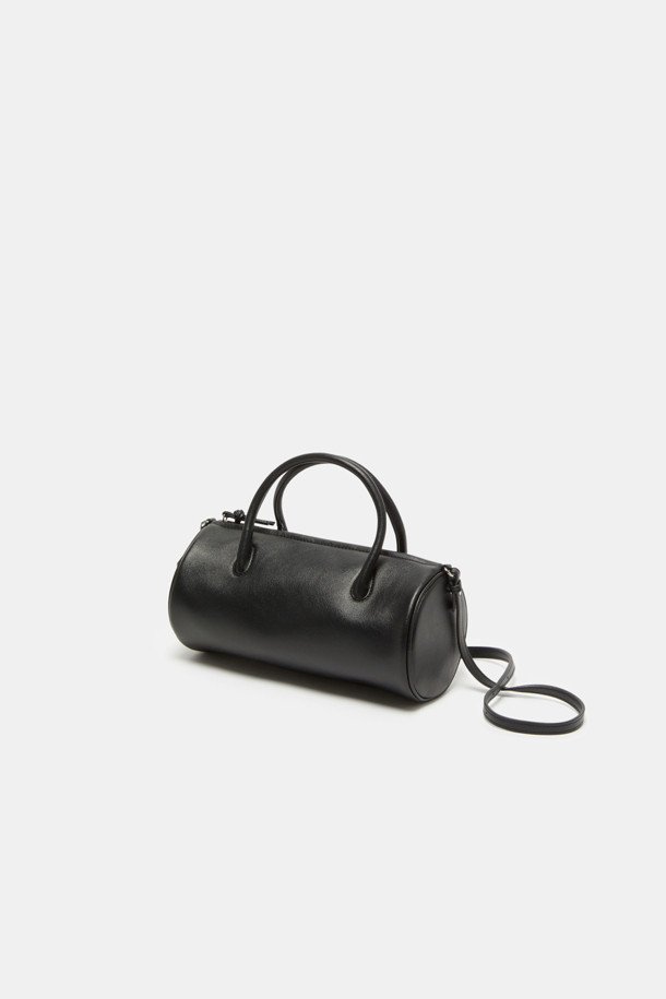 빌로 토트 26은 부드러운 촉감의 합성가죽 소재로 제작되어 편안한 착용감을 선사합니다. 엠보싱 패턴과 실버 하드웨어 장식이 어우러져 캐주얼하면서도 엘레강스한 스타일을 연출합니다. 가볍고 실용적인 디자인으로 3way 멀티 코디네이션이 가능하며, 탈부착 가능한 숄더 스트랩과 내부 포켓, 외부 플랩 포켓을 갖춰 수납력을 높였습니다. 일상생활뿐만 아니라 쇼핑이나 카페 방문 시에도 잘 어울리는 아이템입니다. 여름철에도 시원하게 착용할 수 있으며, 관리가 용이하여 실용적입니다.
