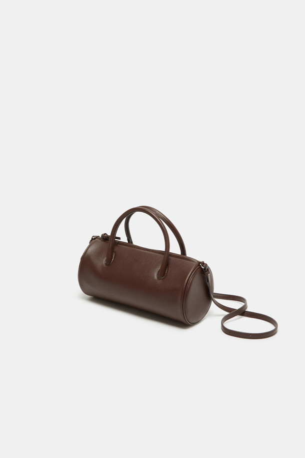 Bilo(빌로) 토트 26은 여성용 미디엄 사이즈 토트백입니다. 부드러운 촉감의 합성가죽 소재에 엠보싱 패턴으로 세련된 느낌을 더했습니다. 숄더 스트랩 탈부착이 가능하며, 3way 착용이 가능하여 활용도가 높습니다. 내부 우측 포켓 1개와 외부 플랩 포켓 1개로 수납력을 높였고, 생활방수 기능과 오염 방지 기능으로 실용성을 더했습니다. 데이트룩, 쇼핑룩 등 다양한 TPO에 미니멀, 클래식, 캐주얼 스타일로 매치하기 좋습니다.
