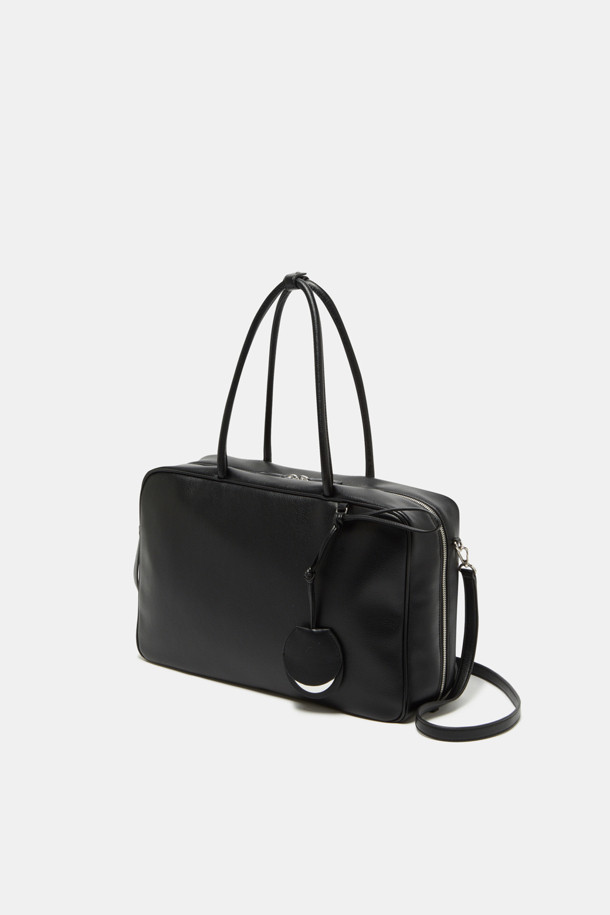 듀 토트 39는 여성용 미디엄 사이즈 토트백으로, 오피스룩, 출근룩, 모임룩에 잘 어울리는 가방입니다. 블랙 색상의 무지 패턴에 합성가죽 소재를 사용하여 클래식, 미니멀, 시크한 스타일을 연출합니다. 사각형 디자인에 지퍼형 잠금 방식을 갖췄으며, 방수 및 생활 방수 기능을 제공하여 실용성을 더했습니다. 3-way 컨버터블 디자인으로 탈부착 가능한 스트랩을 활용할 수 있으며, 내부 지퍼 포켓과 13인치 아이패드 수납이 가능합니다. 실버 하드웨어와 탈부착 가능한 미러 참 세트로 포인트를 더했습니다.
