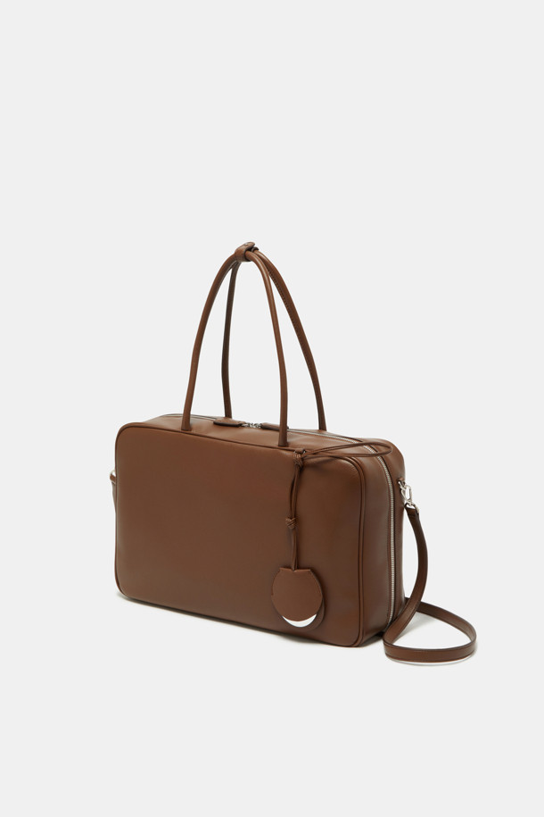 듀 토트 39는 부드러운 드레이핑 실루엣과 사각 형태가 돋보이는 여성 토트백입니다. 미디엄 사이즈로 제작되어 13인치 아이패드 수납이 가능하며, 내부 지퍼 포켓이 있어 소지품을 안전하게 보관할 수 있습니다. 합피 소재에 무지 디자인으로 클래식하고 모던한 스타일을 연출하며, 탈부착 스트랩과 미러 참 액세서리로 다양한 스타일을 소화할 수 있습니다. 출근룩과 오피스룩에 잘 어울리며, 3-way 멀티 스타일(토트/숄더/크로스바디)로 활용도가 높습니다. 아이폰, 아이패드, 맥북 프로까지 수납 가능한 실용적인 데일리 가방입니다.
