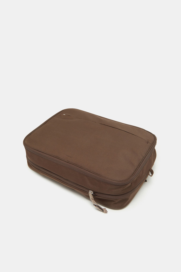 여성을 위한 Bagel Packing Pouch 41 파우치는 라지 사이즈의 사각 형태로, 그라운드 커피, 비비드 블루, 베이지, 옐로우 색상으로 제공됩니다. 그리드 패턴의 이 나일론 및 메쉬 소재 파우치는 수납, 통기성이 뛰어나며 확장 가능한 디자인이 특징입니다. 외부 포켓 1개, 내부 포켓 1개가 있으며, 지퍼형 잠금방식과 손잡이가 있어 편리하고, 두꺼운 옷도 수납 가능합니다.
