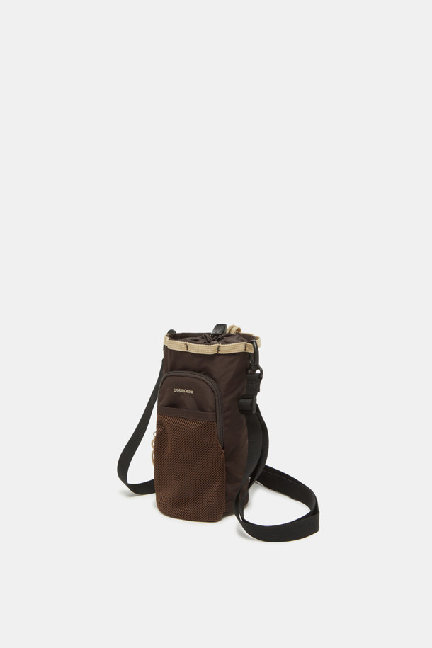 여성용 Bagel Bottle Pouch 9은 퍼플, 레드, 브라운 색상의 미디엄 사이즈 보틀 파우치입니다. 나일론 소재로 제작되었으며, 보온, 보냉 기능과 수납력을 갖춘 원통형 디자인이 특징입니다. 조절 가능한 스트랩, 외부 포켓 1개, 내부 포켓 및 수납공간, 블랙 하드웨어, 내부 쿨링 라이닝이 더해져 여행이나 아웃도어 활동에 유용하며, 메쉬 디자인 장식이 돋보입니다.
