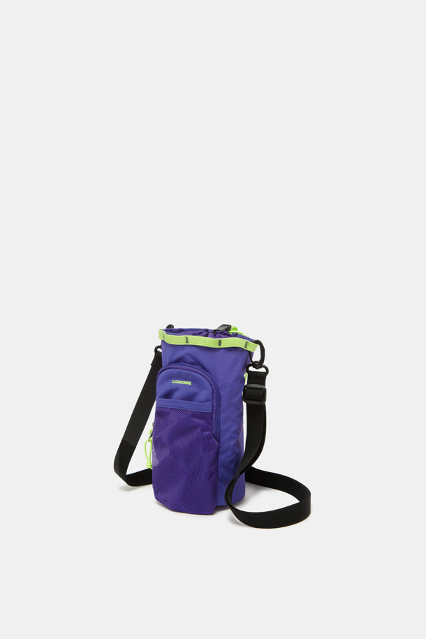 여성용 Bagel Bottle Pouch 9은 퍼플, 레드, 브라운 색상의 미디엄 사이즈 보틀 파우치입니다. 나일론 소재로 제작되었으며, 보온/보냉 기능과 수납력을 갖추고 여행, 아웃도어, 일상생활에서 유용하게 사용할 수 있습니다. 조절 가능한 스트랩, 외부 포켓 1개, 내부 포켓 1개, 단열 내부 라이닝, 블랙 하드웨어가 특징이며, 원통형 디자인에 메쉬 장식이 더해졌습니다.

