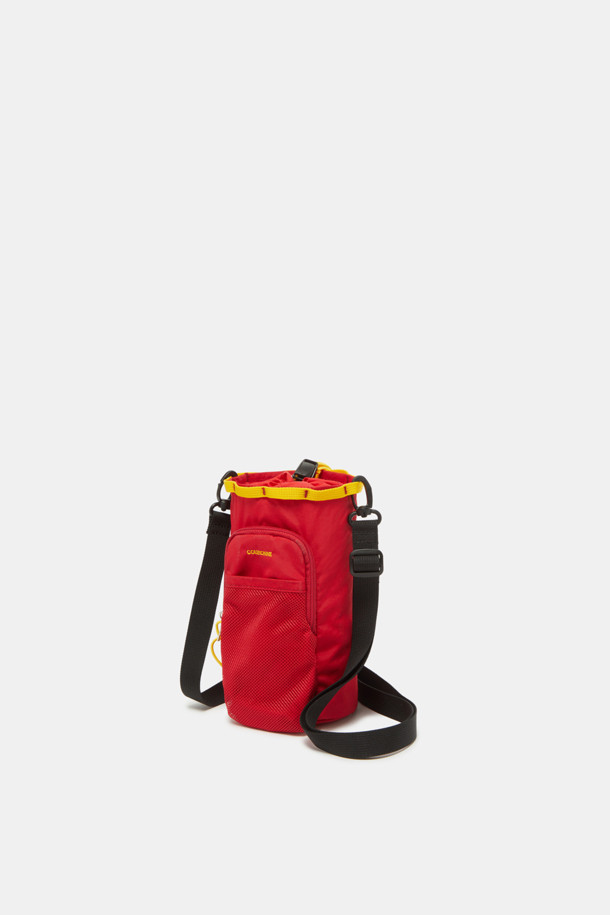 여성용 Bagel Bottle Pouch 9은 퍼플, 레드, 브라운 색상의 나일론 소재로 제작된 미디엄 사이즈의 원통형 보틀 파우치입니다. 무지 패턴에 스트랩 장식이 있으며, 블랙 하드웨어와 메쉬 소재 조합이 돋보이고, 단열 내부 라이닝 처리되어 보온/보냉 기능을 제공합니다. 외부 포켓 1개, 내부 포켓 1개, 내부 수납공간 1개가 있어 수납이 용이하며, 조절 가능한 스트랩과 지퍼형 잠금방식으로 여행, 아웃도어, 일상생활에서 유용하게 사용할 수 있습니다.
