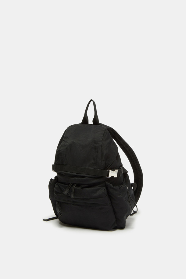 Bagel Backpack 28 (베이글 백팩 28)은 미니멀하고 세련된 디자인의 백팩입니다. 블랙 컬러의 무지 디자인에 가죽 패치 장식으로 포인트를 주어 클래식하면서도 캐주얼한 스타일을 연출합니다. 28 사이즈의 미디엄 백팩으로, 나일론, 가죽, 메쉬 소재를 사용하여 내구성과 통기성을 높였습니다. 넉넉한 수납공간과 조절 가능한 스트랩, 다양한 포켓(외부 4개, 내부 지퍼 포켓 1개, 오픈 포켓 1개, 메쉬 포켓)은 여행룩, 출근룩 등 다양한 TPO에 맞춰 실용적으로 사용할 수 있습니다. 중앙 지퍼 디자인과 실버/블랙 하드웨어의 조화가 돋보이는 백팩입니다.
