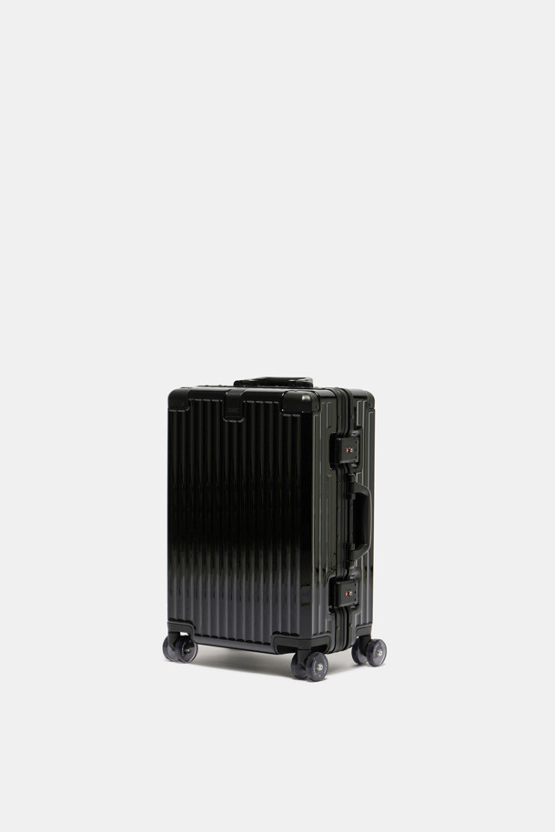 Bagel Luggage 20은 튼튼한 폴리카보네이트와 알루미늄 소재로 제작된 블랙 색상의 미디엄 사이즈 여행용 캐리어입니다. 내구성을 높이는 알루미늄 프레임과 코너 가드, 충격 방지 기능, TSA 잠금장치, 도난 방지 기능, 부드러운 우레탄 바퀴, 그리고 내용물 분리를 돕는 수납공간 구성으로 안전하고 편리한 여행을 지원합니다. 사각 디자인과 다이얼 잠금 방식을 갖춘 이 캐리어는 경량, 내열성을 더하여 여행의 동반자로서 훌륭한 선택이 될 것입니다.
