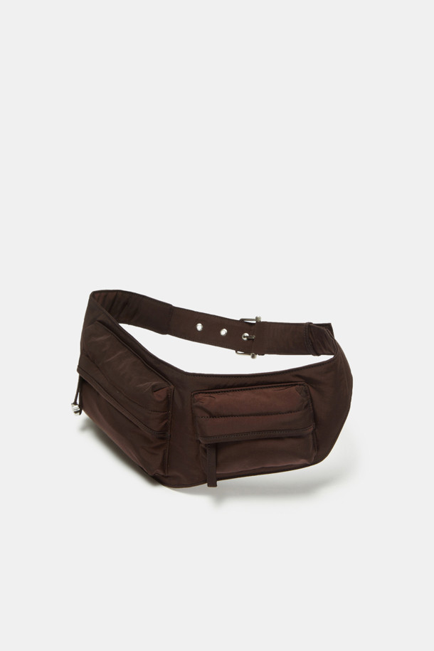 여성용 Bagel Belt Cross 40 크로스백은 부드러운 나일론 소재와 광택감 있는 마감이 돋보이며, 몸에 밀착되는 편안한 착용감을 제공합니다. 넉넉한 40 사이즈의 사각 가방 모양이며, 앞면 2개, 뒷면 1개의 지퍼 포켓과 내부 카드 포켓 2개를 갖춰 수납력을 높였습니다. 실버 하드웨어 장식과 볼 장식, 지퍼 디테일이 돋보이며, 데일리 세컨드백 또는 여행용으로 활용하기 좋고, 카드 수납 기능으로 지갑 없이도 사용 가능합니다.
