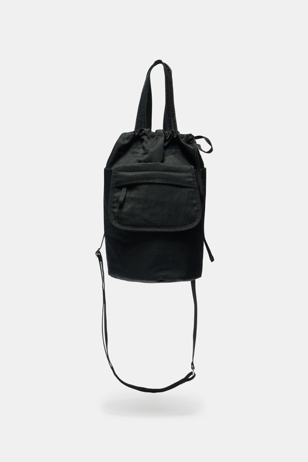 Bagel Cross 24 (베이글 크로스 24)는 여성용 미디엄 사이즈 크로스백입니다. 캐주얼하고 미니멀한 스타일의 이 가방은 나일론 소재로 제작되어 실용성을 갖췄습니다. 무지 디자인에 사각형 모양이며, 지퍼형 잠금 방식으로 내용물을 안전하게 보관할 수 있습니다. 일상생활에서 숄더백으로도 활용 가능하며, 어떤 옷차림에도 잘 어울리는 블랙 색상입니다.
