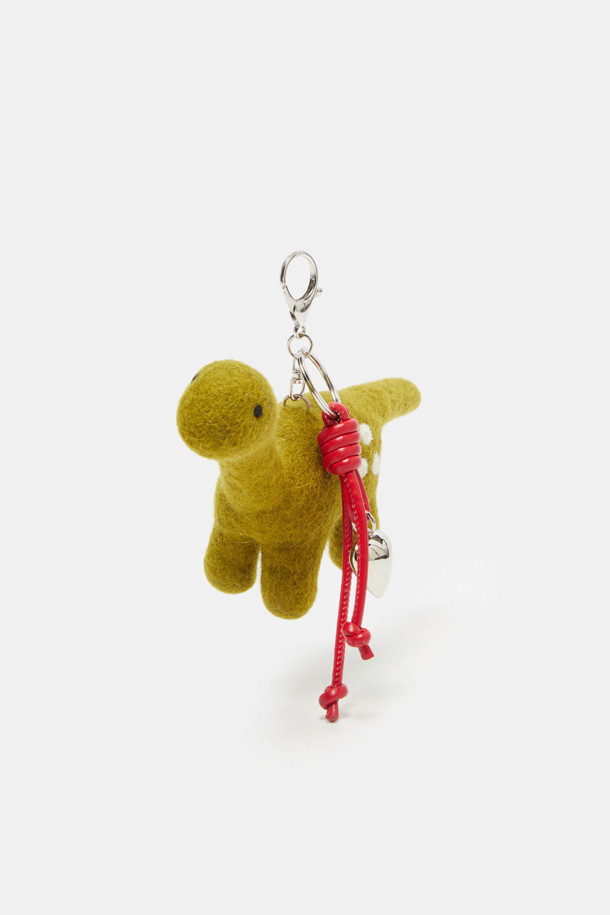 콜리 인형 참은 산책룩과 캐주얼, 미니멀 스타일 연출에 적합한 키링입니다. 머스타드와 레드의 두 가지 색상으로 제공되며, 플리스 소재로 제작되어 부드러운 촉감을 자랑합니다. 강아지 모양의 귀여운 캐릭터 디자인이 특징이며, 미니 사이즈로 제작되어 가방이나 액세서리에 포인트를 더하기 좋습니다. 일상생활에서 개성을 표현하고 싶을 때 활용해보세요.
