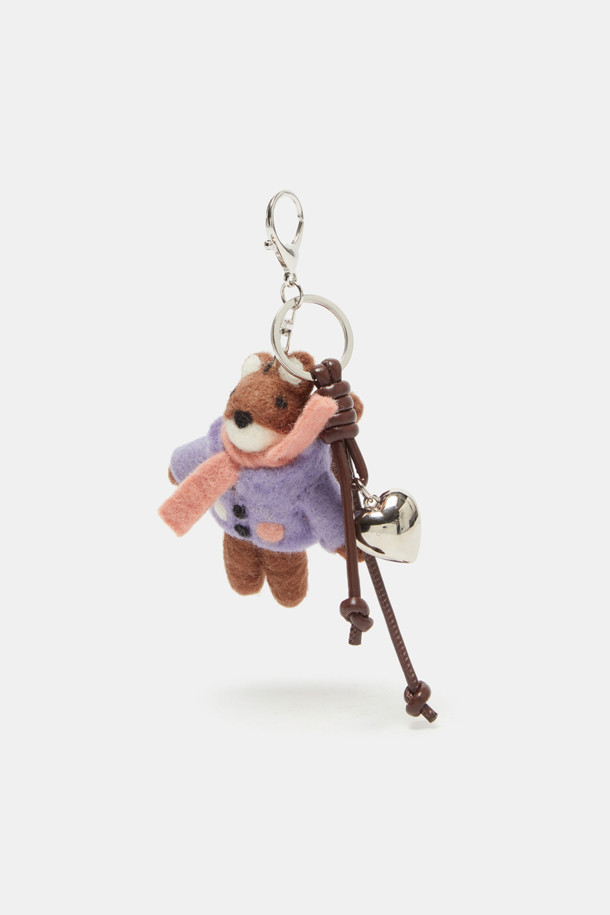 귀여운 강아지 캐릭터가 돋보이는 콜리 돌 참입니다. 브라운, 퍼플, 핑크 세 가지 사랑스러운 컬러로 만나볼 수 있습니다. 플리스 소재로 제작되어 부드러운 촉감을 자랑하며, 금속 체인 장식이 달려있어 캐주얼, 걸리시 스타일 모두에 잘 어울립니다. 가방이나 열쇠에 달아 개성 넘치는 포인트를 더해보세요. 키링 기능으로 실용성까지 갖춘 아이템입니다.
