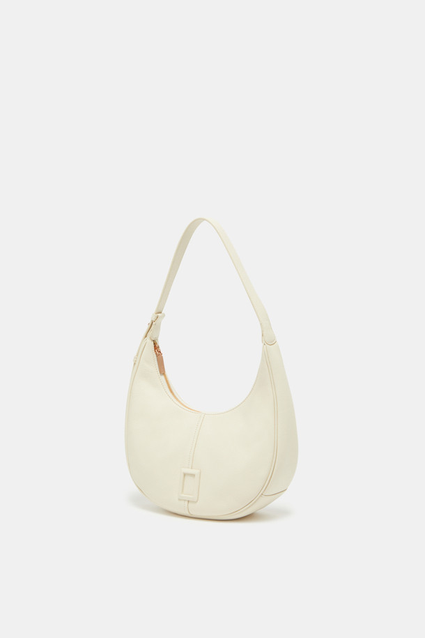 일랑(Ilang) 숄더 25는 부드러운 소가죽 소재의 미디엄 사이즈 숄더백입니다. 아이보리와 화이트 두 가지 색상으로 출시되었으며, 무지 디자인에 가죽 싸개 하드웨어 장식이 돋보입니다. 2way, 숄더 스트랩 기능으로 다양한 스타일 연출이 가능하며, 반원 모양에 가볍고, 내부 포켓 2개와 지퍼형 잠금 방식으로 실용성을 더했습니다. 데이트룩, 모임룩, 오피스룩 등 다양한 TPO에 클래식, 미니멀, 시크 스타일을 더해 세련된 룩을 완성해보세요. 크로스백으로도 활용 가능합니다.
