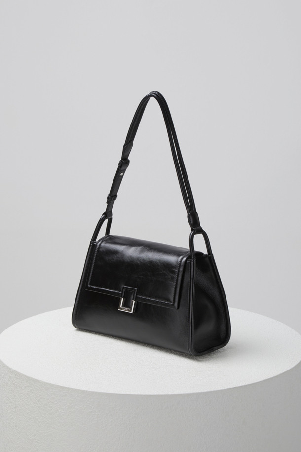 트위기(Twiggy) 숄더 31은 여성스러운 무드를 연출하는 미디엄 사이즈의 숄더백입니다. 부드러운 소가죽 소재에 은은한 광택감과 크링클 엠보 가공으로 고급스러운 질감을 더했습니다. 블랙과 브라운 두 가지 색상으로 출시되었으며, 로프와 버클 디자인 장식이 돋보입니다. 숄더백과 크로스백 두 가지 스타일로 연출 가능하며, 내부 지퍼 포켓, 내부 및 외부 포켓으로 실용성을 높였습니다. 데이트룩, 출근룩, 모임룩 등 다양한 TPO에 클래식, 미니멀, 캐주얼 스타일로 활용하기 좋습니다.
