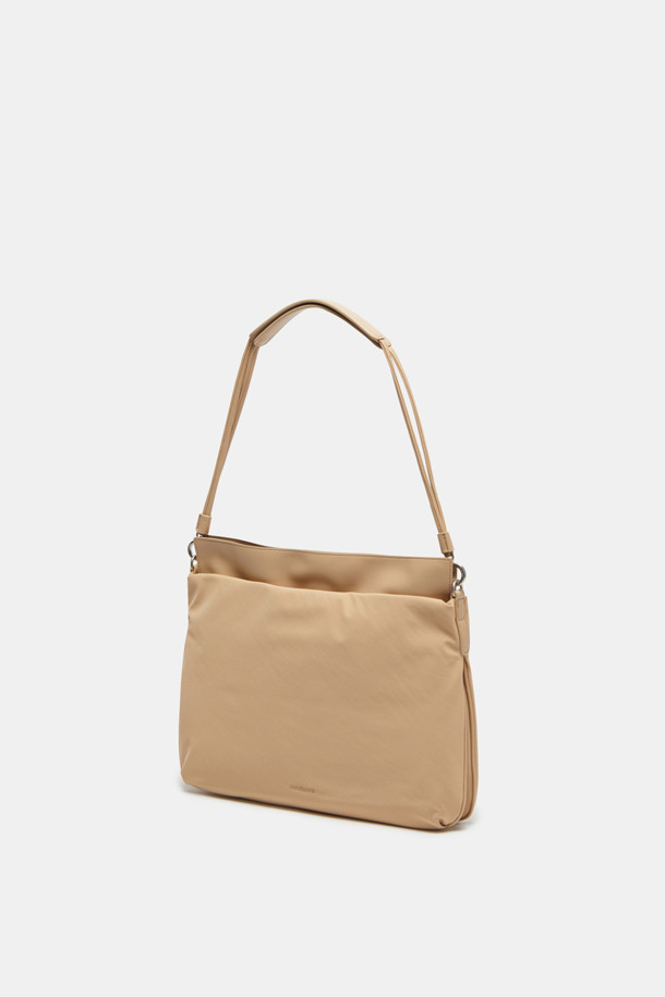 플러피 팝 숄더 34는 부드러운 나일론 소재로 제작된 여성용 숄더백입니다. 주름 디테일이 돋보이는 여성스러운 디자인으로, 탈부착 가능한 스트랩으로 다양한 스타일 연출이 가능합니다. 생활 방수 기능과 넉넉한 수납력, 내부 포켓과 지퍼 포켓으로 데일리 백으로 활용하기 좋습니다. 단, 날카로운 물건에 취약하니 주의하여 사용하십시오.
