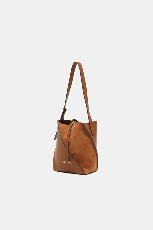 테넷 숄더 14 (Tenet Shoulder 14)는 여성스러운 스타일을 완성하는 미디엄 사이즈 숄더백입니다. 블랙과 브라운 두 가지 색상으로 출시되었으며, 소가죽과 스웨이드 소재의 조화가 고급스러운 분위기를 연출합니다. 링 장식과 사선 절개 디자인, 실버 하드웨어는 미니멀하면서도 시크한 매력을 더합니다. 탈부착 가능한 스트랩과 분리형 파우치, 3 way 연출, 스트랩 길이 조절 기능으로 실용성을 높였으며, 오피스룩과 모임룩에 활용하기 좋습니다.
