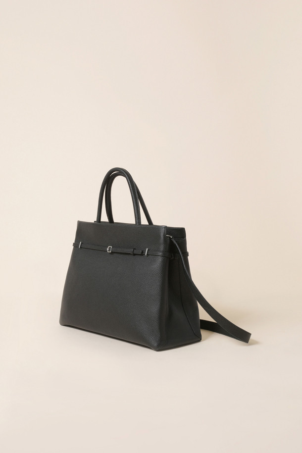 Adele 토트 36은 여성 고객을 위한 미디엄 사이즈의 블랙 가죽 토트백입니다. 심플한 무지 디자인과 사각형 쉐입으로 클래식, 미니멀, 시크 스타일을 연출하기 좋습니다. 부드러운 가죽 소재와 지퍼형 잠금 방식으로, 오피스룩, 출근룩, 모임룩 등 다양한 TPO에 활용 가능합니다. 손잡이가 있어 실용성을 더했으며, 일상생활에서 활용하기 좋은 아이템입니다.
