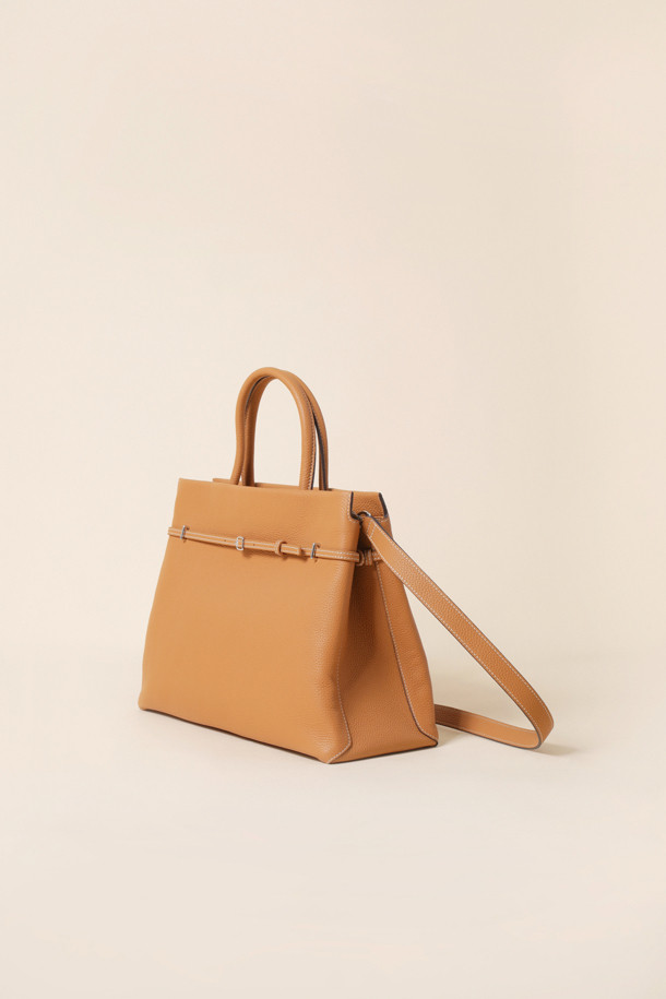 세련된 Adele 토트 36은 브라운과 카멜 두 가지 색상으로 출시된 여성용 토트백입니다. 가죽 소재로 제작되어 고급스러운 느낌을 주며, 미디엄 사이즈로 실용성을 더했습니다. 사각형 디자인에 지퍼형 잠금 방식으로 소지품을 안전하게 보관할 수 있습니다. 숄더 스트랩이 있어 숄더백으로도 활용 가능하며, 오피스룩, 비즈니스 캐주얼, 모임룩 등 다양한 TPO에 잘 어울립니다. 클래식, 미니멀, 시크 스타일을 즐겨 입는 여성에게 추천합니다.
