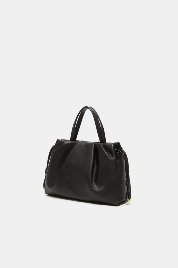 세련된 여성의 일상과 특별한 날을 빛내줄 비아 토트 32 토트백입니다. 부드러운 소가죽 소재에 엠보싱 패턴을 더해 고급스러운 느낌을 선사하며, 플리츠와 스크류 디테일로 포인트를 주어 클래식하면서도 시크한 매력을 강조합니다. 2-way 스타일로 숄더 스트랩 탈부착 및 조절이 가능하여 출근룩, 오피스룩, 모임룩 등 다양한 TPO에 맞춰 활용할 수 있습니다. 내부에는 지퍼 포켓 1개와 오픈 포켓 1개가 있어 실용적인 수납이 가능하며, 미디엄 사이즈로 데일리 아이템을 넉넉하게 수납할 수 있습니다. 골드와 실버 하드웨어, 사각 모양에 마그네틱형 잠금 방식으로 편리함까지 더했습니다.
