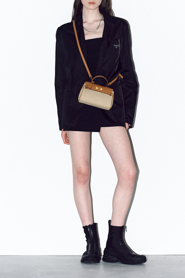 스테파니 클래식 미니어처 18은 여성용 토트백으로, 아이보리 색상의 소가죽과 캔버스 소재로 제작되었습니다. 미니멀한 사이즈에 무지 패턴, 골드/실버 하드웨어 장식이 돋보이며, 내부 통수납과 2개의 내부 포켓, 뒷판 오픈 포켓 1개로 실용성을 더했습니다. 조절 가능한 숄더 스트랩으로 다양한 스타일 연출이 가능하며, 휴대폰 수납에 용이합니다. 데이트룩, 모임룩, 일상에서 캐주얼하면서도 클래식한 스타일을 완성할 수 있습니다.
