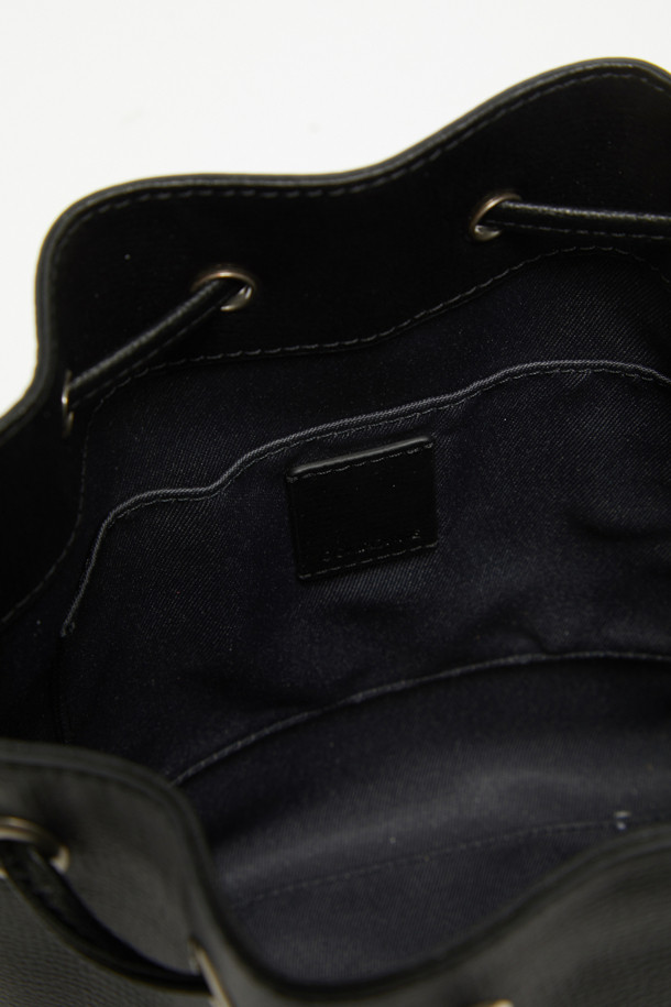 멜리아 크로스 15는 부드러운 소가죽 소재의 여성용 버킷백입니다. 세련된 격자무늬 패턴과 블랙 컬러가 돋보이며, 캐주얼, 미니멀, 클래식 스타일을 모두 소화합니다. 탈부착 가능한 핸들 및 숄더 스트랩, 내부 포켓으로 실용성을 더했으며, 토트백, 숄더백, 크로스백 3가지 방식으로 활용 가능합니다. 쇼핑룩, 모임룩 등 다양한 일상 스타일에 매치하여 세련된 스타일을 연출해보세요. 조임용 끈으로 간편하게 여닫을 수 있습니다.
