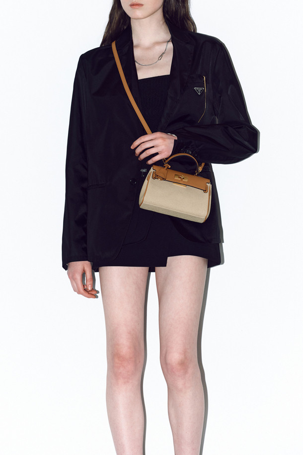 스테파니 클래식 미니어처 18은 여성용 토트백으로, 아이보리 색상의 소가죽과 캔버스 소재로 제작되었습니다. 미니멀한 사이즈에 무지 패턴, 골드/실버 하드웨어 장식이 돋보이며, 내부 통수납과 2개의 내부 포켓, 뒷판 오픈 포켓 1개로 실용성을 더했습니다. 조절 가능한 숄더 스트랩으로 다양한 스타일 연출이 가능하며, 휴대폰 수납에 용이합니다. 데이트룩, 모임룩, 일상에서 캐주얼하면서도 클래식한 스타일을 완성할 수 있습니다.
