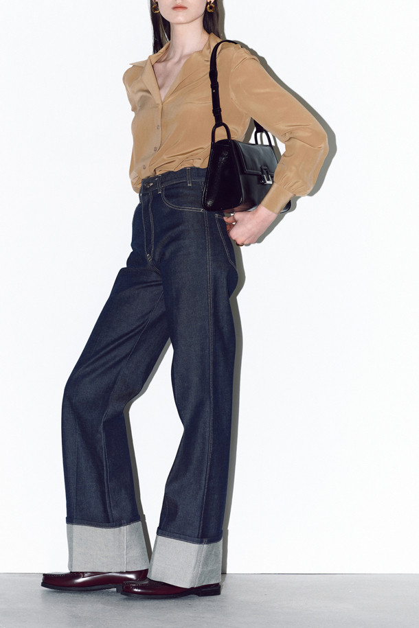 트위기(Twiggy) 숄더 31은 여성스러운 무드를 연출하는 미디엄 사이즈의 숄더백입니다. 부드러운 소가죽 소재에 은은한 광택감과 크링클 엠보 가공으로 고급스러운 질감을 더했습니다. 블랙과 브라운 두 가지 색상으로 출시되었으며, 로프와 버클 디자인 장식이 돋보입니다. 숄더백과 크로스백 두 가지 스타일로 연출 가능하며, 내부 지퍼 포켓, 내부 및 외부 포켓으로 실용성을 높였습니다. 데이트룩, 출근룩, 모임룩 등 다양한 TPO에 클래식, 미니멀, 캐주얼 스타일로 활용하기 좋습니다.
