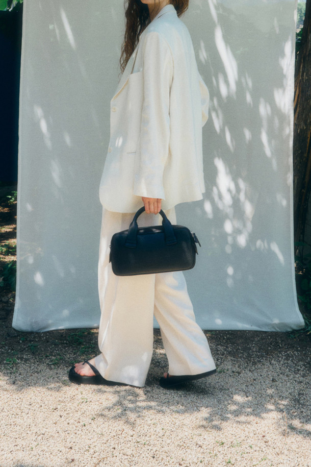 보아뜨(Boite) 토트 31은 미니멀하고 베이직한 스타일의 여성용 토트백입니다. 합성가죽 소재에 사각형 모양으로, 출근룩과 오피스룩에 잘 어울리는 디자인입니다. 무지 패턴의 블랙 컬러로, 다양한 스타일에 매치하기 용이합니다. 손잡이와 숄더 스트랩이 있어 토트백 또는 숄더백으로 활용 가능하며, 지퍼형 잠금 방식으로 소지품을 안전하게 보관할 수 있습니다. 미디엄 사이즈로, 일상생활에서 유용하게 사용할 수 있습니다.
