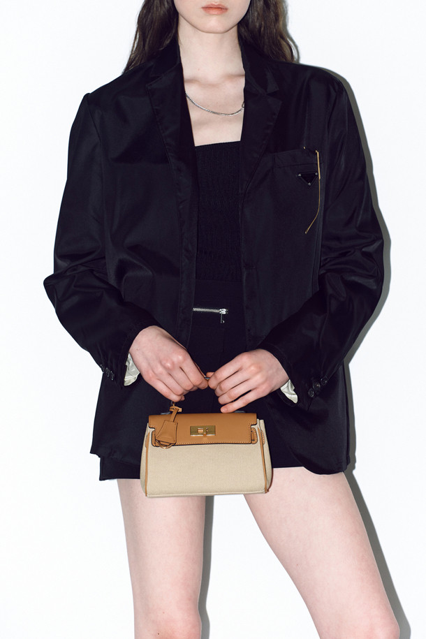 스테파니 클래식 미니어처 18은 여성용 토트백으로, 아이보리 색상의 소가죽과 캔버스 소재로 제작되었습니다. 미니멀한 사이즈에 무지 패턴, 골드/실버 하드웨어 장식이 돋보이며, 내부 통수납과 2개의 내부 포켓, 뒷판 오픈 포켓 1개로 실용성을 더했습니다. 조절 가능한 숄더 스트랩으로 다양한 스타일 연출이 가능하며, 휴대폰 수납에 용이합니다. 데이트룩, 모임룩, 일상에서 캐주얼하면서도 클래식한 스타일을 완성할 수 있습니다.
