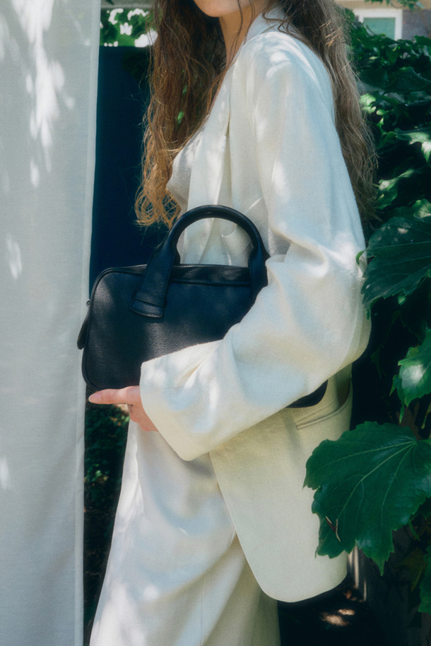 보아뜨(Boite) 토트 31은 미니멀하고 베이직한 스타일의 여성용 토트백입니다. 합성가죽 소재에 사각형 모양으로, 출근룩과 오피스룩에 잘 어울리는 디자인입니다. 무지 패턴의 블랙 컬러로, 다양한 스타일에 매치하기 용이합니다. 손잡이와 숄더 스트랩이 있어 토트백 또는 숄더백으로 활용 가능하며, 지퍼형 잠금 방식으로 소지품을 안전하게 보관할 수 있습니다. 미디엄 사이즈로, 일상생활에서 유용하게 사용할 수 있습니다.
