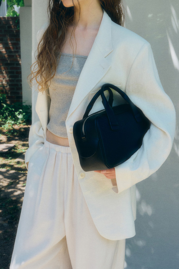 보아뜨(Boite) 토트 31은 미니멀하고 베이직한 스타일의 여성용 토트백입니다. 합성가죽 소재에 사각형 모양으로, 출근룩과 오피스룩에 잘 어울리는 디자인입니다. 무지 패턴의 블랙 컬러로, 다양한 스타일에 매치하기 용이합니다. 손잡이와 숄더 스트랩이 있어 토트백 또는 숄더백으로 활용 가능하며, 지퍼형 잠금 방식으로 소지품을 안전하게 보관할 수 있습니다. 미디엄 사이즈로, 일상생활에서 유용하게 사용할 수 있습니다.
