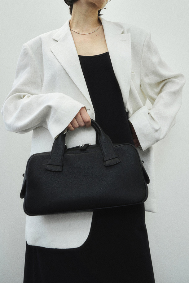 보아뜨(Boite) 토트 31은 미니멀하고 베이직한 스타일의 여성용 토트백입니다. 합성가죽 소재에 사각형 모양으로, 출근룩과 오피스룩에 잘 어울리는 디자인입니다. 무지 패턴의 블랙 컬러로, 다양한 스타일에 매치하기 용이합니다. 손잡이와 숄더 스트랩이 있어 토트백 또는 숄더백으로 활용 가능하며, 지퍼형 잠금 방식으로 소지품을 안전하게 보관할 수 있습니다. 미디엄 사이즈로, 일상생활에서 유용하게 사용할 수 있습니다.
