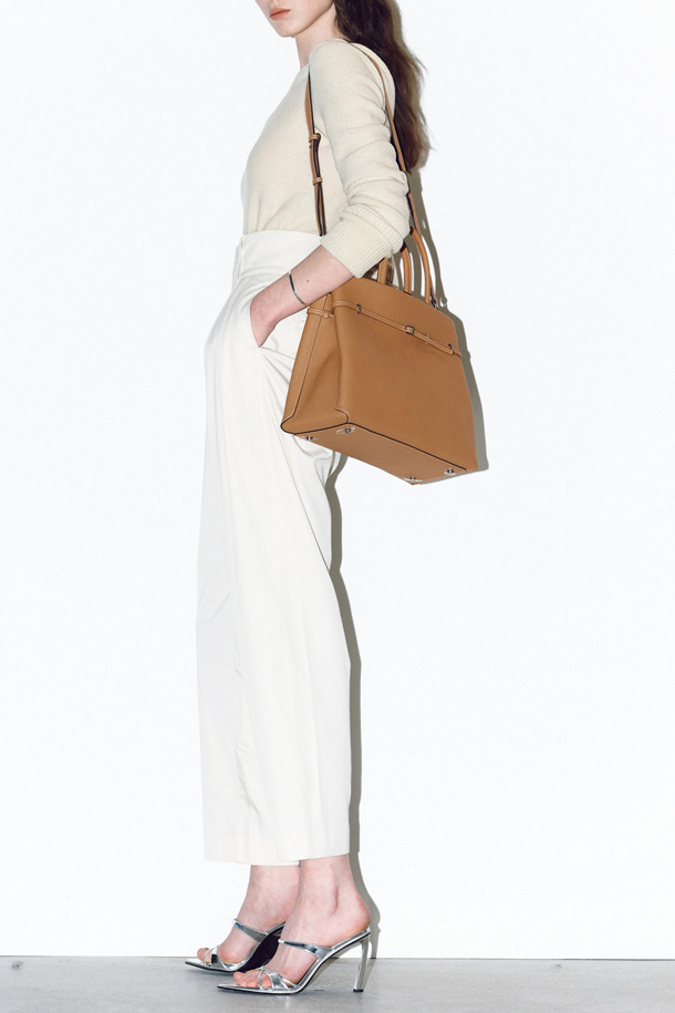 세련된 Adele 토트 36은 브라운과 카멜 두 가지 색상으로 출시된 여성용 토트백입니다. 가죽 소재로 제작되어 고급스러운 느낌을 주며, 미디엄 사이즈로 실용성을 더했습니다. 사각형 디자인에 지퍼형 잠금 방식으로 소지품을 안전하게 보관할 수 있습니다. 숄더 스트랩이 있어 숄더백으로도 활용 가능하며, 오피스룩, 비즈니스 캐주얼, 모임룩 등 다양한 TPO에 잘 어울립니다. 클래식, 미니멀, 시크 스타일을 즐겨 입는 여성에게 추천합니다.
