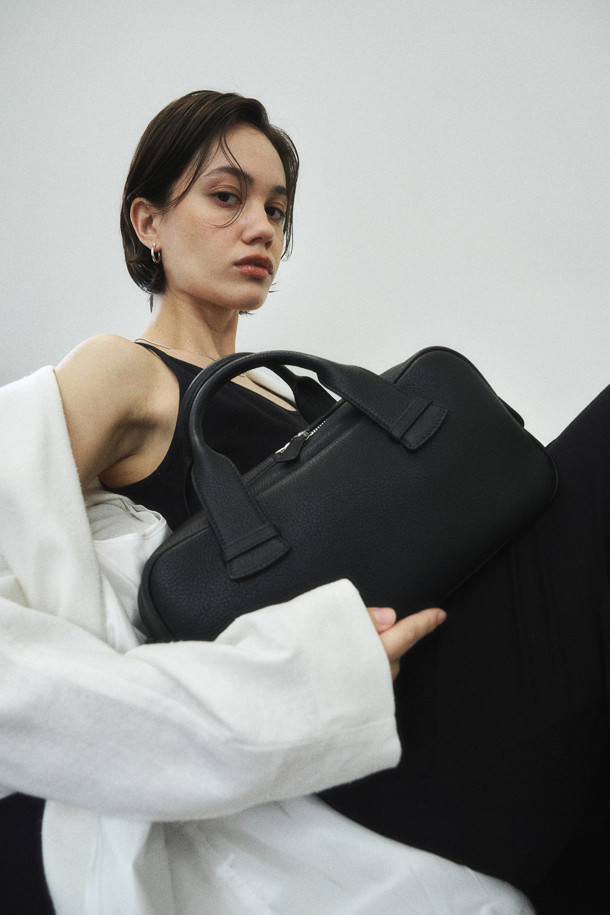 보아뜨(Boite) 토트 31은 미니멀하고 베이직한 스타일의 여성용 토트백입니다. 합성가죽 소재에 사각형 모양으로, 출근룩과 오피스룩에 잘 어울리는 디자인입니다. 무지 패턴의 블랙 컬러로, 다양한 스타일에 매치하기 용이합니다. 손잡이와 숄더 스트랩이 있어 토트백 또는 숄더백으로 활용 가능하며, 지퍼형 잠금 방식으로 소지품을 안전하게 보관할 수 있습니다. 미디엄 사이즈로, 일상생활에서 유용하게 사용할 수 있습니다.
