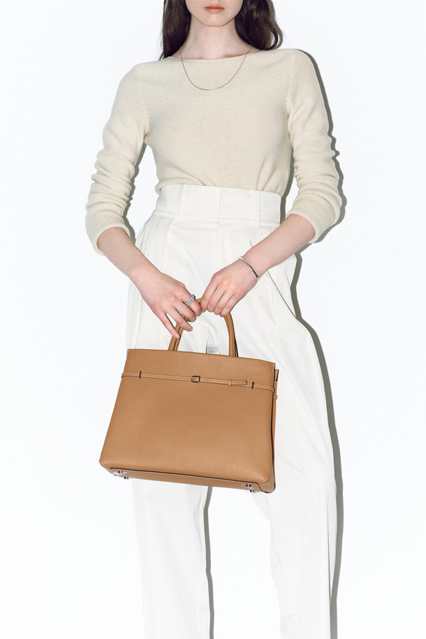 세련된 Adele 토트 36은 브라운과 카멜 두 가지 색상으로 출시된 여성용 토트백입니다. 가죽 소재로 제작되어 고급스러운 느낌을 주며, 미디엄 사이즈로 실용성을 더했습니다. 사각형 디자인에 지퍼형 잠금 방식으로 소지품을 안전하게 보관할 수 있습니다. 숄더 스트랩이 있어 숄더백으로도 활용 가능하며, 오피스룩, 비즈니스 캐주얼, 모임룩 등 다양한 TPO에 잘 어울립니다. 클래식, 미니멀, 시크 스타일을 즐겨 입는 여성에게 추천합니다.
