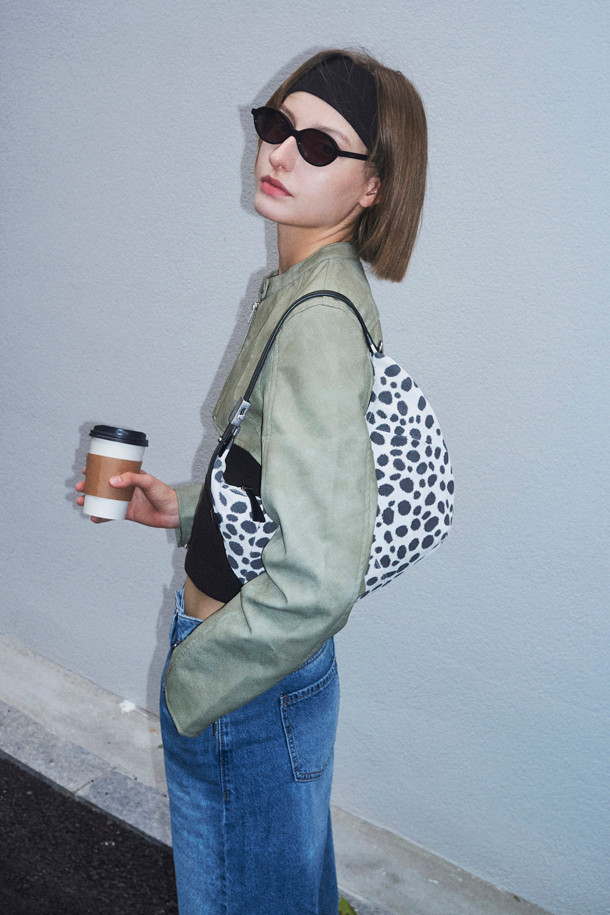 파고레스 크로스 31 밤비는 여성용 크로스백으로, 블랙과 화이트 두 가지 색상으로 만나볼 수 있습니다. 부드러운 가죽 소재에 귀여운 도트 및 애니멀 패턴이 돋보이며, 미디엄 사이즈로 제작되어 실용성을 더했습니다. 사각형 쉐입에 지퍼형 잠금 방식으로 소지품을 안전하게 보관할 수 있으며, 숄더 스트랩으로 편안하게 착용 가능합니다. 데이트룩, 모임룩 등 특별한 날은 물론, 미니멀, 시크 스타일에 맞춰 일상에서도 세련되게 연출할 수 있습니다.
