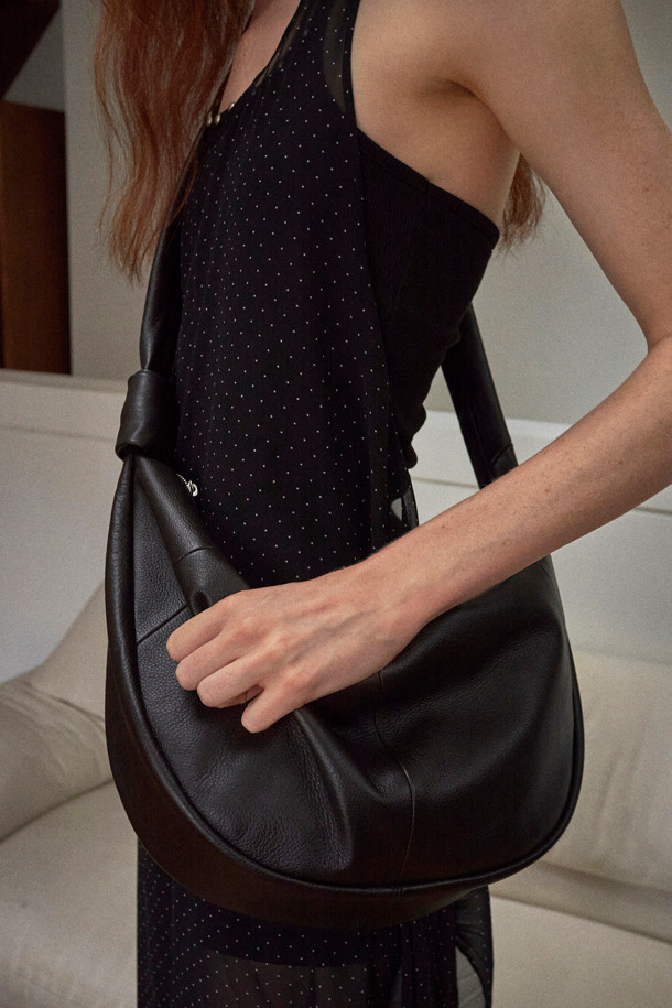 Faugeres Bow Cross 47 (포게르 보우 크로스 47)는 부드러운 소가죽 소재의 미디엄 사이즈 여성용 크로스백입니다. 자연스러운 캐주얼 스타일로, 리본 장식이 돋보이는 사각 쉐입의 디자인이 특징입니다. 숄더백 또는 크로스백으로 활용 가능하며, 2way 착용으로 다양한 연출이 가능합니다. 내부 포켓 1개와 11인치 iPad 수납이 가능하여 실용성을 더했습니다. 데이트룩 또는 쇼핑룩에 잘 어울리며, 미니멀, 캐주얼, 클래식 스타일을 즐기는 분들께 추천합니다.
