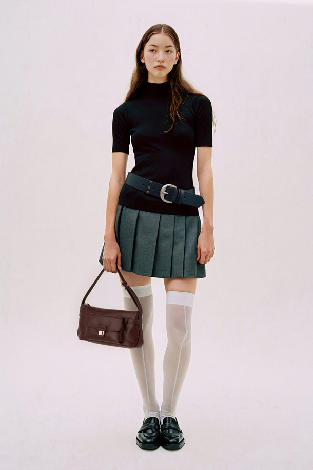 Noa 포켓 크로스 31은 여성 고객을 위한 미니멀하고 시크한 스타일의 크로스백입니다. 블랙, 브라운, 카멜 세 가지 색상으로 출시되었으며, 천연 가죽 소재에 실버 하드웨어 장식으로 포인트를 더했습니다. 옥스포드 원단 안감과 내부 지퍼 포켓, 탈부착 가능한 크로스 스트랩으로 실용성을 높였으며, 2way 착용이 가능합니다. 사각 쉐입에 생활 방수 기능을 갖춰 출근룩과 모임룩 등 일상생활에서 폭넓게 활용할 수 있습니다. 라미네이팅 처리, 스크래치 방지, 내구성 강화, 관리 용이한 특징을 갖춘 가방입니다.
