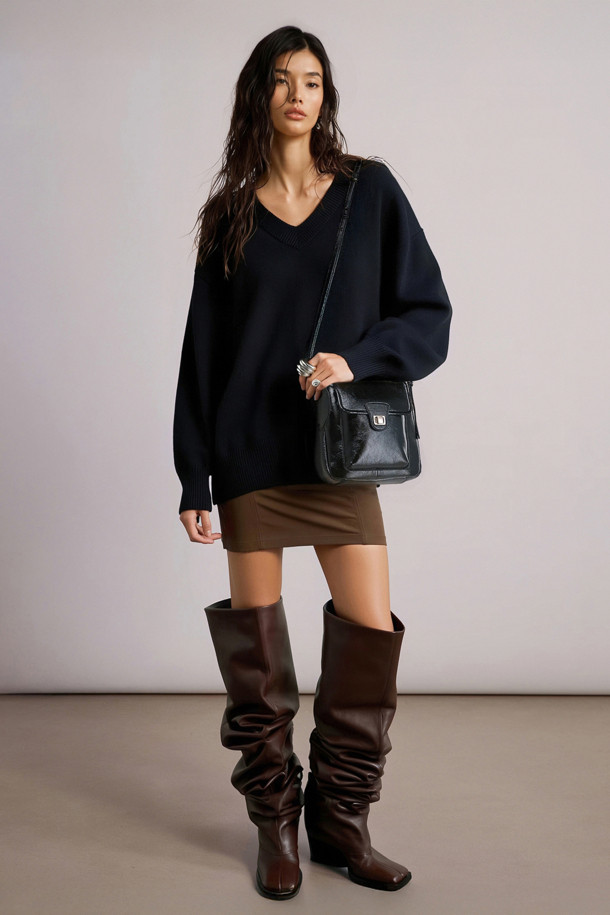 Noa 포켓 크로스 19는 여성스러운 스타일을 돋보이게 해주는 블랙 컬러의 미디엄 사이즈 가죽 크로스백입니다. 유행을 타지 않는 사각 쉐입에 미니멀하고 시크한 디자인으로, 오피스룩, 출근룩, 모임룩 등 다양한 TPO에 활용하기 좋습니다. 숄더 스트랩과 자석형 잠금 방식으로 실용성을 더했으며, 무지 디자인으로 어떤 스타일에도 잘 어울립니다. 가죽 소재 특유의 고급스러운 질감은 클래식한 분위기를 연출합니다. 데일리백으로 활용하기 좋은 아이템입니다.
