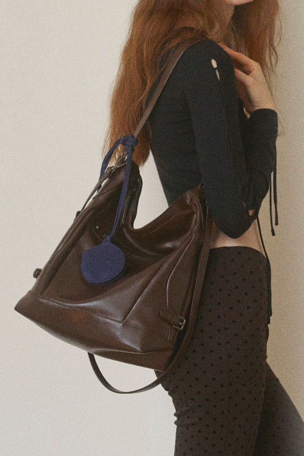 Hyper Zipper Shoulder 30 (하이퍼 지퍼 숄더 30)은 여성용 숄더백입니다. 브라운 컬러의 미디엄 사이즈 사각 숄더백으로, 무지 패턴의 합성가죽 소재로 제작되었습니다. 지퍼형 잠금 방식과 지퍼 디자인 장식이 특징이며, 숄더 스트랩으로 어깨에 편안하게 멜 수 있습니다. 오피스룩, 모임룩, 데이트룩 등 다양한 TPO에 클래식, 미니멀, 시크 스타일로 연출하기 좋습니다. 사이즈 조절이 가능하여 실용성을 더했습니다.
