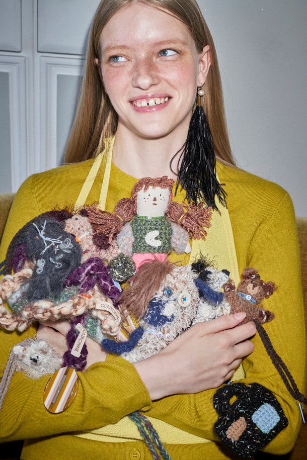 톡톡 튀는 매력의 '투투 참(Toutou Charm)'은 여성들을 위한 장식용 아이템입니다. 다양한 패브릭 소재와 프린트 무늬를 활용하여 캐주얼하면서도 걸리시하고 리조트 스타일을 연출할 수 있습니다. 인형 형태에 비즈 장식이 더해져 사랑스러운 분위기를 선사하며, 여행룩, 휴가룩, 산책룩 등 어떤 스타일에도 포인트를 더해줍니다. 소형 사이즈로 가방이나 액세서리에 매달아 개성 넘치는 스타일을 완성해보세요.
