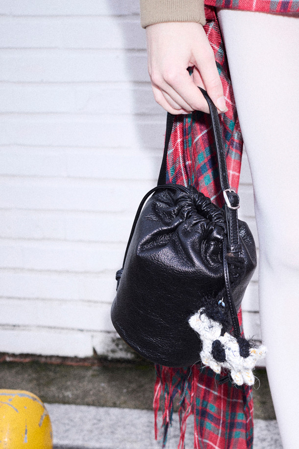 Toutou Charm(투투 참)은 미니멀하고 클래식한 스타일을 선호하는 여성들을 위한 가방 액세서리입니다. 합성가죽 소재로 제작되어 블랙과 화이트 두 가지 컬러로 제공됩니다. 가방에 포인트를 더하는 장식용 참으로, 스몰 사이즈의 가방에 잘 어울립니다. 일상에서 가방에 개성을 더하고 싶은 분들께 추천합니다.
