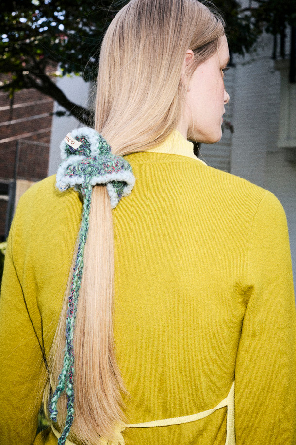 **Yard Scrunch (야드 스크런치)**는 여성스러운 매력을 더해줄 헤어 액세서리입니다. 부드러운 니트와 실 소재로 제작되어 봄, 여름, 가을 계절에 데일리하게 착용하기 좋습니다. 그린, 화이트, 그레이 세 가지 색상으로 출시되어 다양한 스타일에 매치하기 용이합니다. 리본과 태슬 장식이 더해져 걸리시, 캐주얼, 미니멀 스타일을 모두 소화할 수 있으며, 산책룩이나 봄 소풍룩에 포인트를 더해줍니다.
