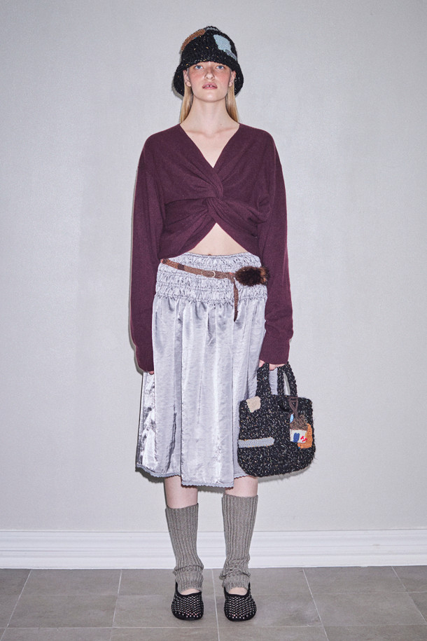 **코코 버킷 햇**은 여성용 버킷햇으로, 심플한 디자인과 부드러운 촉감이 특징입니다. 봄, 여름, 가을 계절에 착용하기 좋으며, 가볍고 얇은 나일론 소재로 제작되어 편안한 착용감을 선사합니다. 깊은 모자 깊이와 중간 챙 넓이로 스타일리시함을 더하며, 무지 블랙 컬러로 어떤 룩에도 쉽게 매치할 수 있습니다. 여행룩, 휴가룩, 캐주얼, 미니멀, 리조트 스타일을 연출하기에 적합한 아이템입니다.
